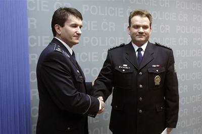 editel dopravní policie Leo Tril (vpravo)