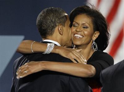 Michelle Obamová objímá svého mue Baracka Obamu
