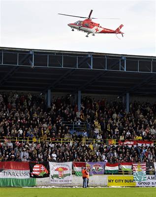 Záchranáský vrtulník pilétá ke stadionu v Dunajské Stred. 