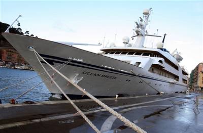 Luxusní jachta Ocean breeze, kotvící v Nice, patila iráckému diktátorovi Saddámu Husajnovi. Nyní je na prodej. 