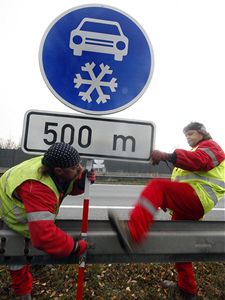 Značka Zimní výbava. Silničáři začali instalovat značky kritickém úseku dálnice D1.