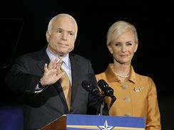 John McCain gratuluje Obamovi k v�t�zstv�.