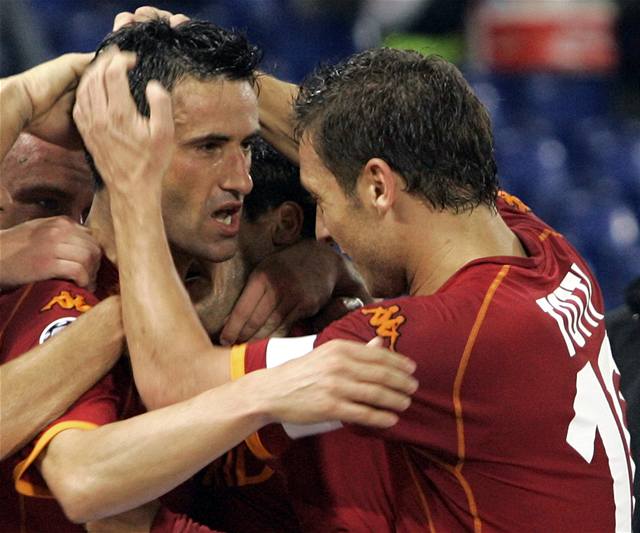 Cristian Panucci (vlevo) a Francesco Totti se radují z branky v síti Chelsea.