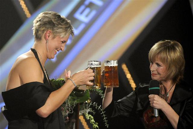 Hereka Jitka Molavcová (vpravo) si pipíjí pivem s vítzkou Barborou potákovou. 
