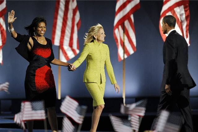 Michelle Obamová a Jill Bidenová pícházejí gratulovat novému americkému prezidentovi