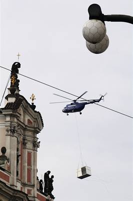 JNa snímku je vrtulník s inkriminovaným kontejnerem krátce ped pádem nákladu do Vltavy, za kontejnerem ji vlají uvolnná lana.