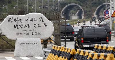 Severokorejská armáda vyzvala Jiní Koreu, aby "striktn omezila a zastavila vekeré pozemní pechody pes vojenskou demarkaní hranici". 
