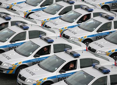 eská policie pevzala prvních 680 stíbrných automobil s modrolutými znaky.