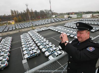 esk policie pevzala prvnch 680 stbrnch automobil s modrolutmi znaky.