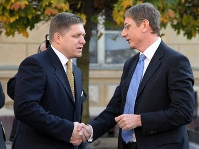 Slovenský premiér Robert Fico (vlevo) se 15. listopadu setkal v Komárnu se svým maarským protjkem Ferencem Gyurcsányim a eili zhorující se vztahy mezi obma zemmi. 