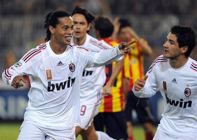 Ronaldinho se raduje ze své branky spolu parákem z útoku AC Milán Alexandrem Patem.