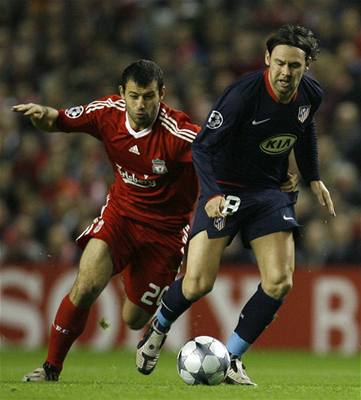 Záloník Liverpoolu, Argentinec Javier Mascherano (vlevo) v akci.