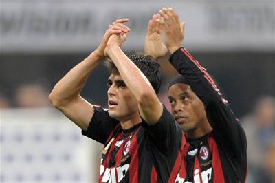 Hvzdné milánské duo Kaká (vpedu) a Ronaldinho.