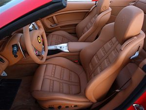 Ko�en� sedadla jsou nejen l�kav� na pohled, ale tak� v�born� dr�� t�lo v zat��k�ch 