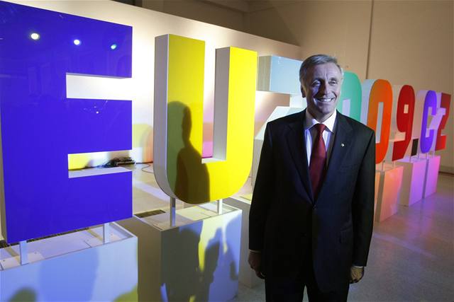 eský premiér Mirek Topolánek slavnostn pedstavil logo nastávajícího eského pedsednictví EU na tiskové konferenci ve Veletrním paláci. 