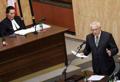 Soudkyn Michaela idlická sleduje prezidenta Václava Klause pi projevu v jednací síni Ústavního soudu v Brn.