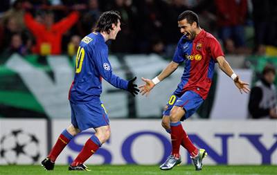 Radost dua hvzd Barcelony Messi (vlevo) a Dani Alves z jedné z pti branek v síti Sportingu Lisabon.