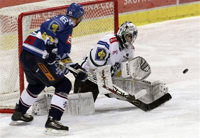 Luká Klímek z Vítkovic ped brankáem Mladé Boleslavi Filipem indeláem. 