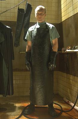 Další, prosím! Brutalitu i sado-maso kostýmy má film společné s hororovou sérií Hostel. 