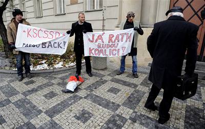 Demonstranti reagují s transparentem na slib Davida Ratha na ustavujícím zasedání stedoeského zastupitelstva, které se selo 24. listopadu v Praze. 