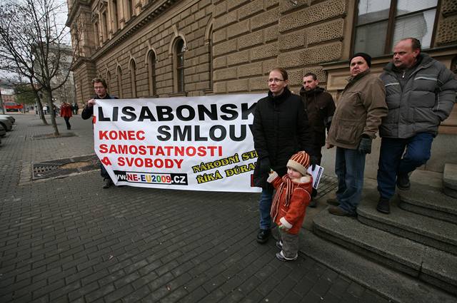 Demonstranti protestovali proti pijetí Lisabonské smlouvy