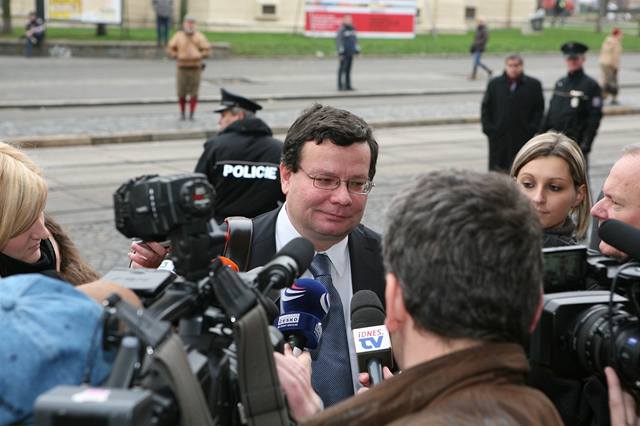 Vicepremiér Alexandr Vondra pichází k soudu