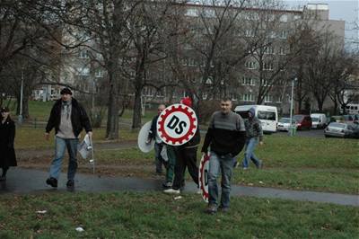 Kongresu vyuila k sebeprezentaci extremistická Dlnická strana, její lenové se seli ped hotelem Clarion v praských Vysoanech.