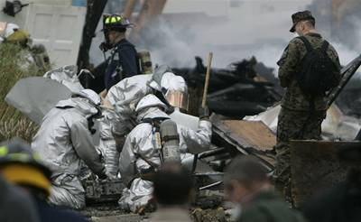 Nejmn ti lid, vetn jednoho dtte, zahynuli, kdy se v pondl na jejich dm v americkm San Diegu ztila sthaka F-18. 