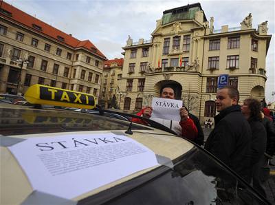 Nespokojení taxikái obklíili praský magistrát.