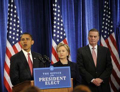 Natupující prezident USA Barack Obama (vlevo) dnes v Chicagu oznámil, e novou ministryní zahranií se stane Hillary Clintonová. Obama oznámil i dalí obsazení ministerstev. 