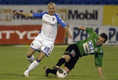 Václav Svrko (vlevo) z Baníku a Jií Krejí z Jablonce bojují o mí v utkání 16. kola první fotbalové ligy, které se hrálo 1. prosince v Ostrav. 