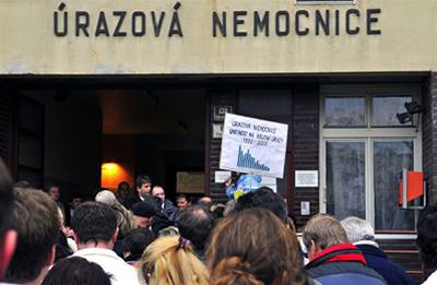 Zamstnanci brnnské Úrazové nemocnice protestovali 3. prosince proti rozhodnutí ministerstva zdravotnictví odebrat zaízení status traumacentra. 