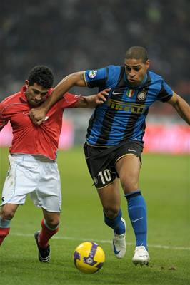 Kanonýr Interu Milán Adriano (vpravo) v akci.