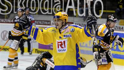 Stanislav Balán se raduje z gólu v síti Litvínova.