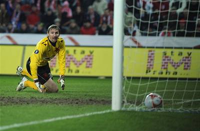 Martin Vaniak je překonán, Olič vstřelil první gól Hamburku.