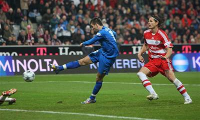 Vedad Ibievi stílí první gól zápasu, obránce Bayernu Van Buyten jen ji stínuje.