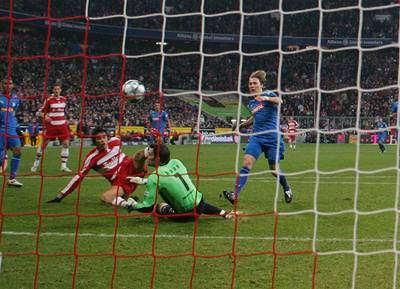 Luca Toni v sed pekonává hostujícího brankáe Haase a rozhoduje lágr Bundesligy ve prospch Bayernu.