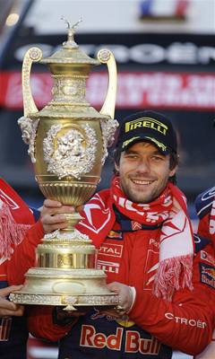Spokojený Loeb s trofejí. 