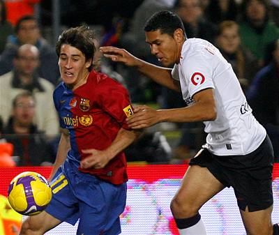 Mladiký útoník Barcelony Bojan Krki uniká obránci a za chvíli pipraví gól pro Henryho.