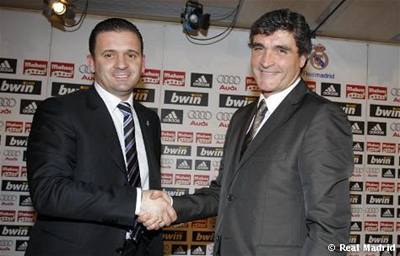 Mise Juande Ramose (vpravo) v Realu začíná. Vlevo sportovní ředitel Predrag Mijatovič.