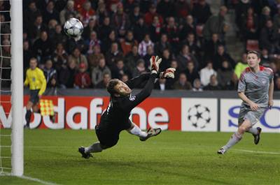 Robbie Keane z Liverpoolu Isakssona z PSV nepekonal.