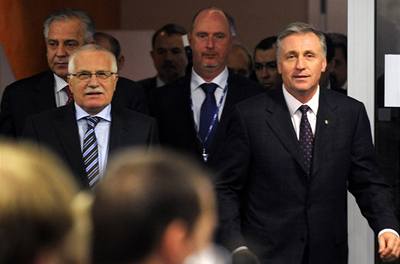 Prezident Václav Klaus (vlevo) a pedseda strany Mirek Topolánek (vpravo) picházejí do jednacího sálu na kongresu ODS