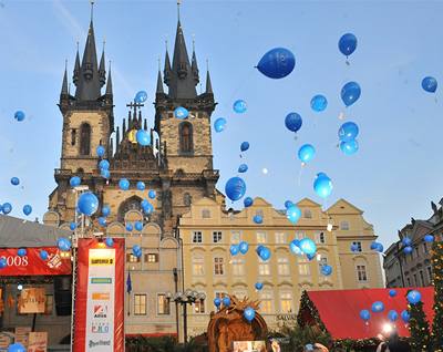 Na Staromstském námstí v Praze se návtvníci pedvánoních trh pokusili 9. prosince o rekord v mnoství vyputných balonk s páníky Jeíkovi.