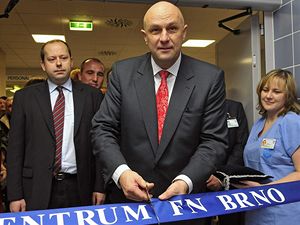 Ministr zdravotnictv Tom Julnek otevel nov traumacentrum ve Fakultn nemocnici Brno, kter m nahradit dosavadn oddlen v brnnsk razov nemocnici.  