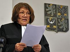 Soudkyn zpravodajka Elika Wagnerov te nlez stavnho soudu, kterm byl 9. prosince zruen rozsudek nad Hanou Tichou a Mojmrem Miklicou.