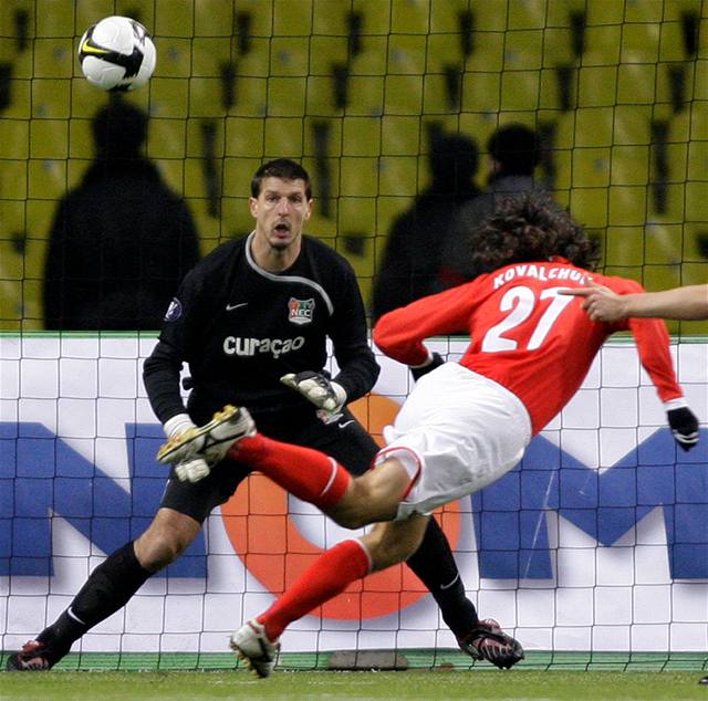 Útoník Spartaku Moskva Kovaluk ohrouje gólmana Nijmegenu Babose.