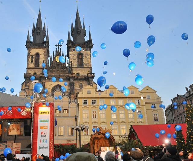 Lidé v Praze vypustili 100.000 balónků | Domov | Lidovky.cz