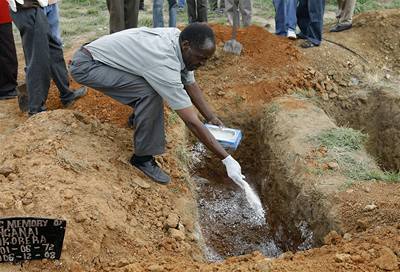 Píbuzní pohbívají Betty Bvuteovou ze zimbabwské vesnice Seke Chitungwi, která zemela na choleru. 