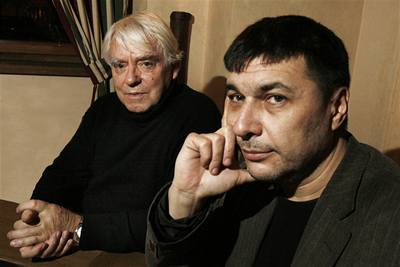 Hlavní redaktor tvrtého dílu Lexikonu eské literatury (2008) Lubo Merhaut (vpravo) se svým kolegou a pedchdcem Jiím Opelíkem, který ídil práci desítek autor u tetího dílu.