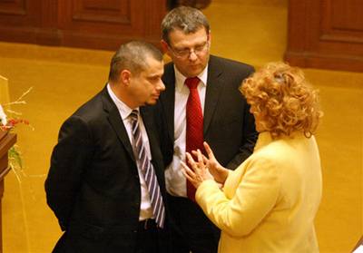 Jednání v Poslanecké snmovn: zleva Jan Vidím (ODS), Lubomír Zaorálek (SSD) a ministryn obrany Vlasta Parkanová (KDU-SL).